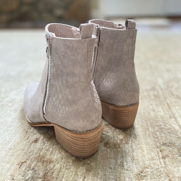 NEW Gorgeous Booties. Beige. Reptile print. - Picture 6 of 14